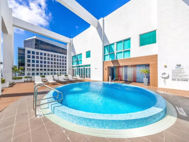 2-bedroom condo for sale in Miami - 500 Brickell Ave 3707 - MondialRealty