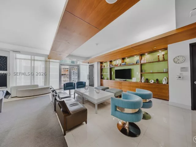 2-bedroom condo for sale in Miami - 500 Brickell Ave 3707 - MondialRealty