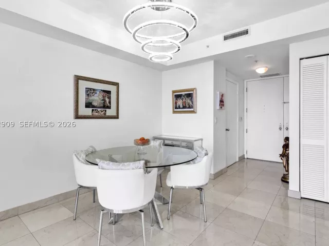 1-bedroom condo for rent in Miami - 848 Brickell Key Dr 1903 - MondialRealty