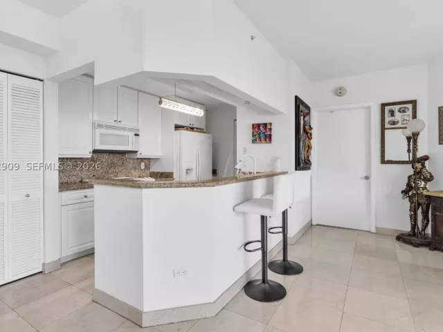 1-bedroom condo for rent in Miami - 848 Brickell Key Dr 1903 - MondialRealty