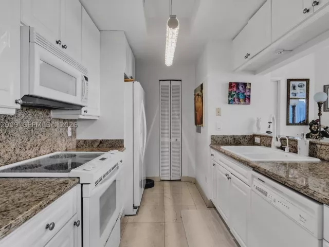 1-bedroom condo for rent in Miami - 848 Brickell Key Dr 1903 - MondialRealty