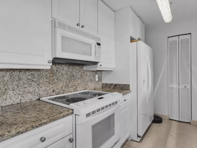 1-bedroom condo for rent in Miami - 848 Brickell Key Dr 1903 - MondialRealty