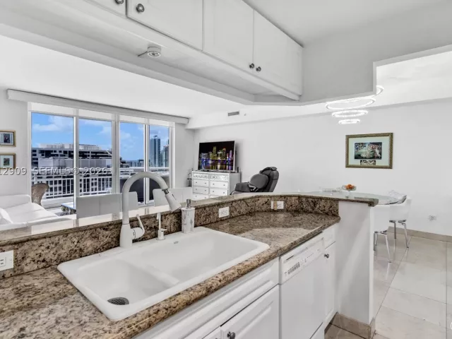 1-bedroom condo for rent in Miami - 848 Brickell Key Dr 1903 - MondialRealty