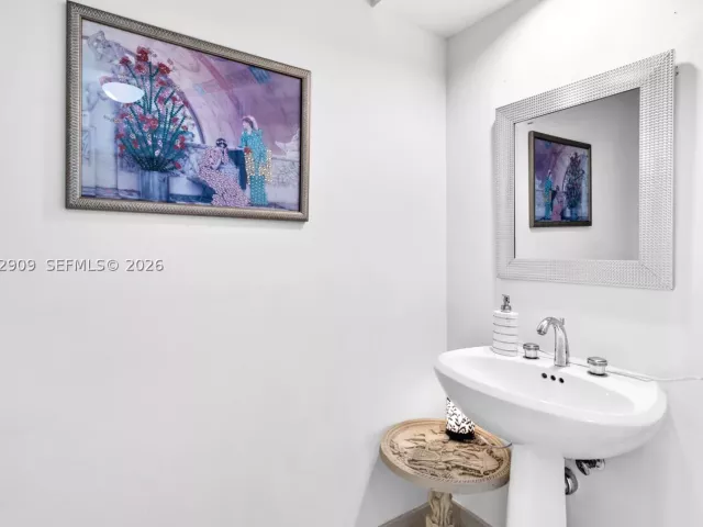 1-bedroom condo for rent in Miami - 848 Brickell Key Dr 1903 - MondialRealty