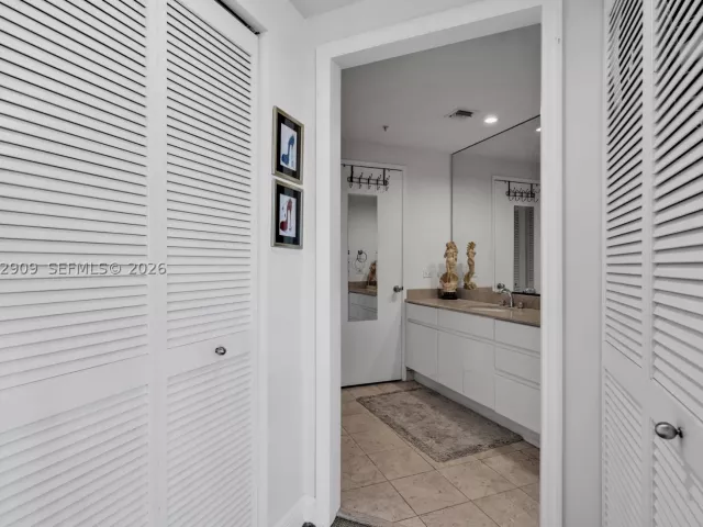 1-bedroom condo for rent in Miami - 848 Brickell Key Dr 1903 - MondialRealty