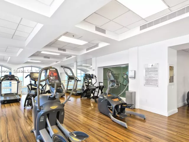 1-bedroom condo for rent in Miami - 848 Brickell Key Dr 1903 - MondialRealty