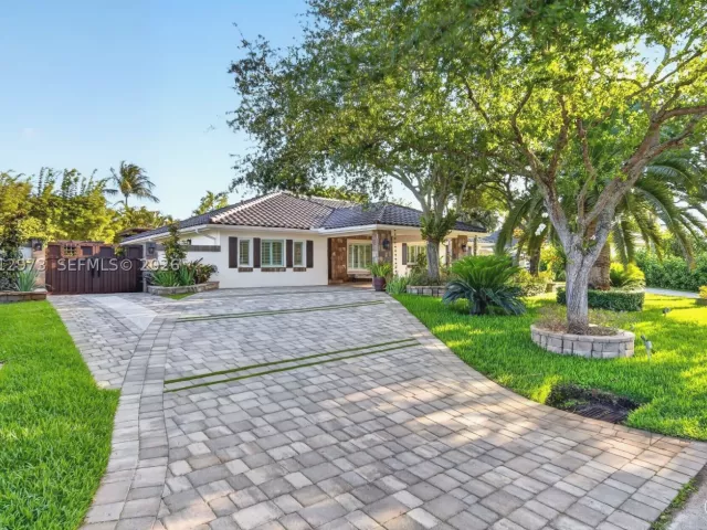 4-bedroom home for sale in Miami - 10570 SW 56th Ter - MondialRealty