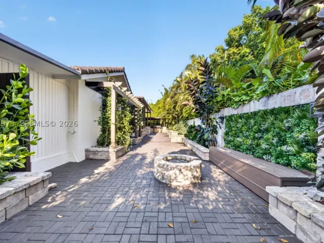 4-bedroom home for sale in Miami - 10570 SW 56th Ter - MondialRealty