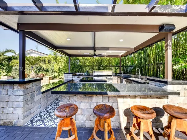 4-bedroom home for sale in Miami - 10570 SW 56th Ter - MondialRealty