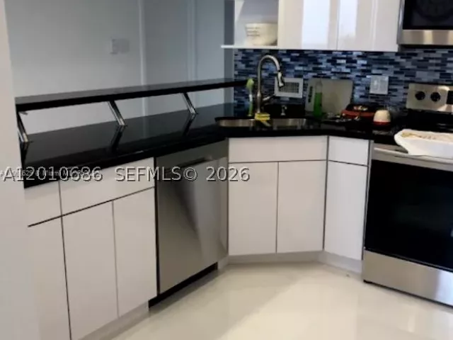 2-bedroom condo for rent in Hallandale Beach - 2030 S Ocean Dr 1706 - MondialRealty