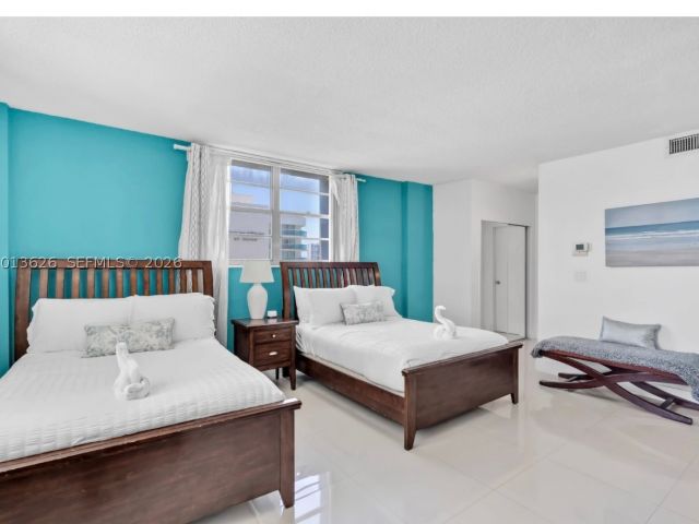 2-bedroom condo for sale in Hollywood - 4001 S Ocean Dr 7B - MondialRealty