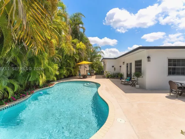 3-bedroom home for sale in Miami - 6651 SW 148th Court - MondialRealty