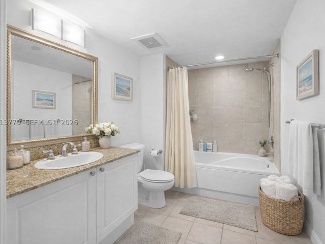 2-bedroom condo for sale in Aventura - 19501 W Country Club Dr 2415 - MondialRealty