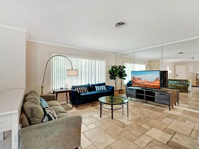 3-bedroom home for sale in Wilton Manors - 332 NW 26th Court - MondialRealty