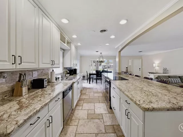 3-bedroom home for sale in Wilton Manors - 332 NW 26th Court - MondialRealty