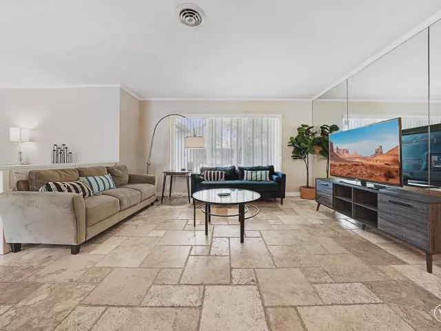 3-bedroom home for sale in Wilton Manors - 332 NW 26th Court - MondialRealty