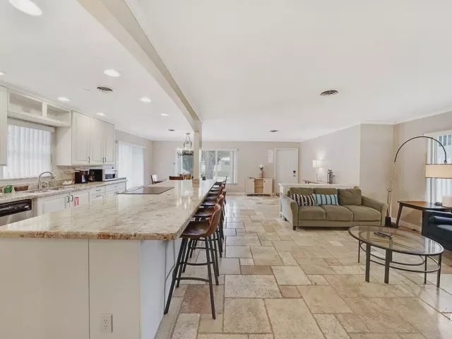 3-bedroom home for sale in Wilton Manors - 332 NW 26th Court - MondialRealty