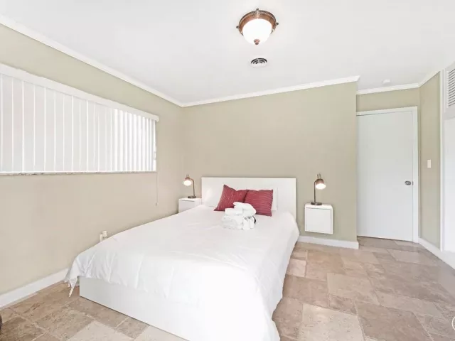 3-bedroom home for sale in Wilton Manors - 332 NW 26th Court - MondialRealty