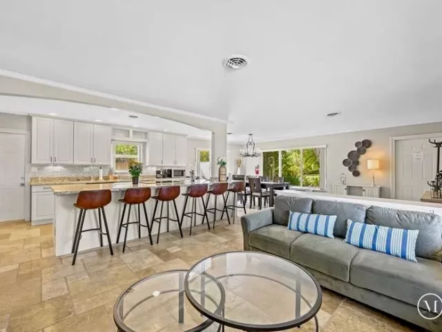 3-bedroom home for sale in Wilton Manors - 332 NW 26th Court - MondialRealty