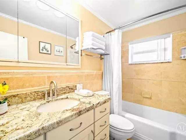 3-bedroom home for sale in Wilton Manors - 332 NW 26th Court - MondialRealty