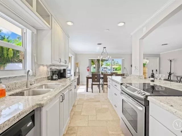 3-bedroom home for sale in Wilton Manors - 332 NW 26th Court - MondialRealty