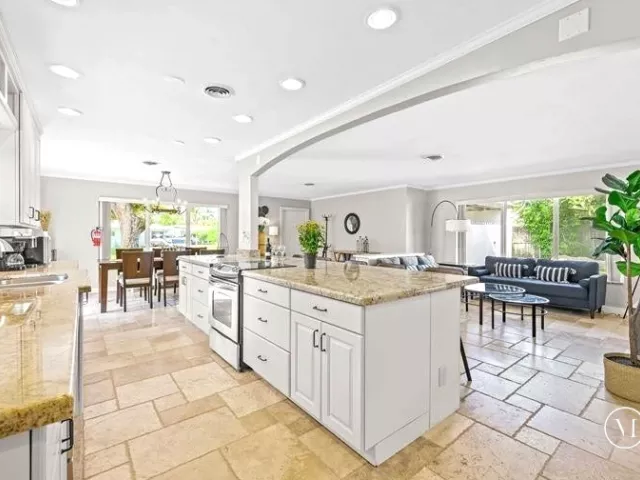 3-bedroom home for sale in Wilton Manors - 332 NW 26th Court - MondialRealty
