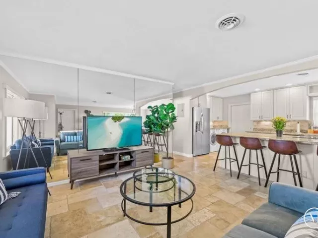 3-bedroom home for sale in Wilton Manors - 332 NW 26th Court - MondialRealty