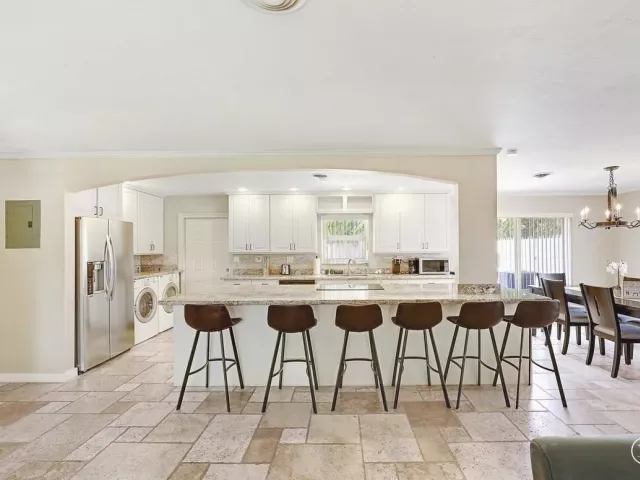 3-bedroom home for sale in Wilton Manors - 332 NW 26th Court - MondialRealty
