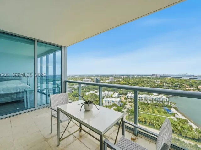 2-bedroom condo for sale in Miami - 601 NE 36th St 2707 - MondialRealty