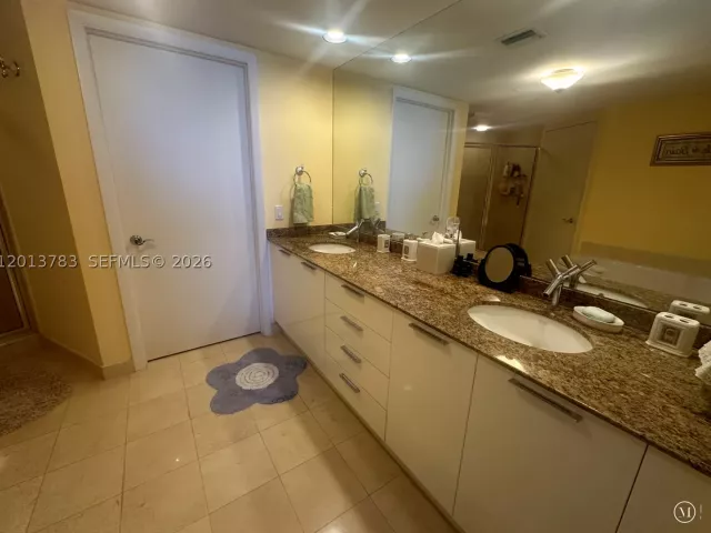 2-bedroom condo for rent in Sunny Isles Beach - 18911 Collins Ave 1602 - MondialRealty