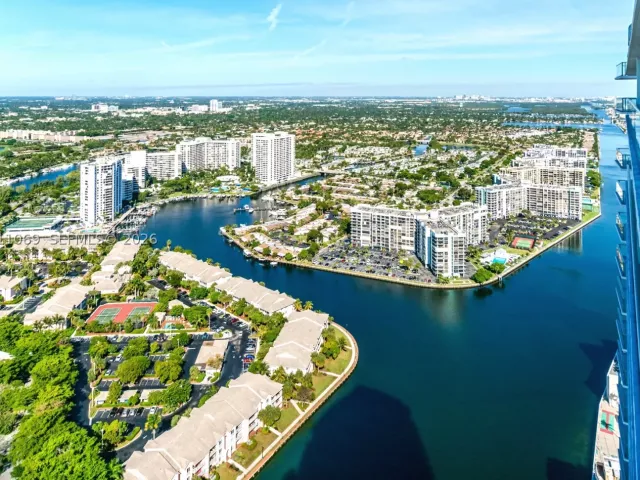 3-bedroom condo for sale in Hollywood - 4010 S Ocean Dr R908 - MondialRealty