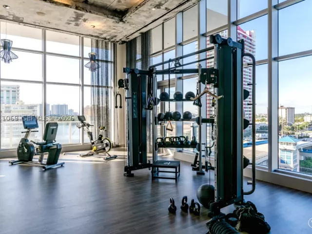 3-bedroom condo for sale in Hollywood - 4010 S Ocean Dr R908 - MondialRealty