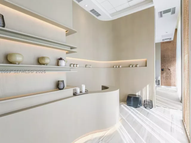 3-bedroom condo for sale in Hollywood - 4010 S Ocean Dr R908 - MondialRealty