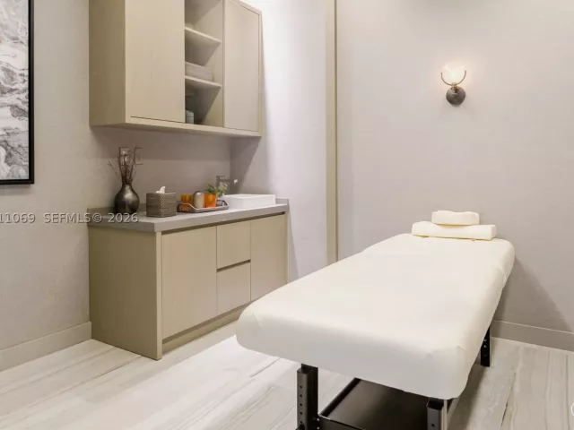 3-bedroom condo for sale in Hollywood - 4010 S Ocean Dr R908 - MondialRealty