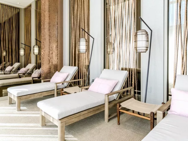 3-bedroom condo for sale in Hollywood - 4010 S Ocean Dr R908 - MondialRealty