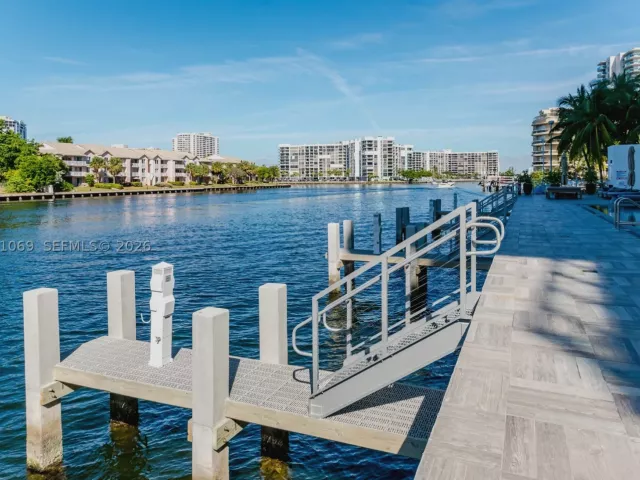 3-bedroom condo for sale in Hollywood - 4010 S Ocean Dr R908 - MondialRealty