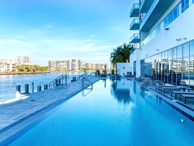 3-bedroom condo for sale in Hollywood - 4010 S Ocean Dr R908 - MondialRealty
