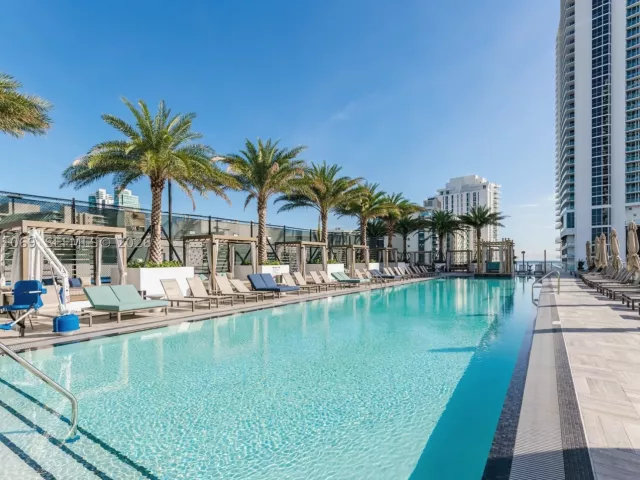 3-bedroom condo for sale in Hollywood - 4010 S Ocean Dr R908 - MondialRealty