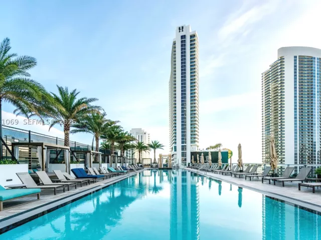 3-bedroom condo for sale in Hollywood - 4010 S Ocean Dr R908 - MondialRealty
