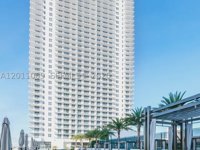 3-bedroom condo for sale in Hollywood - 4010 S Ocean Dr R908 - MondialRealty