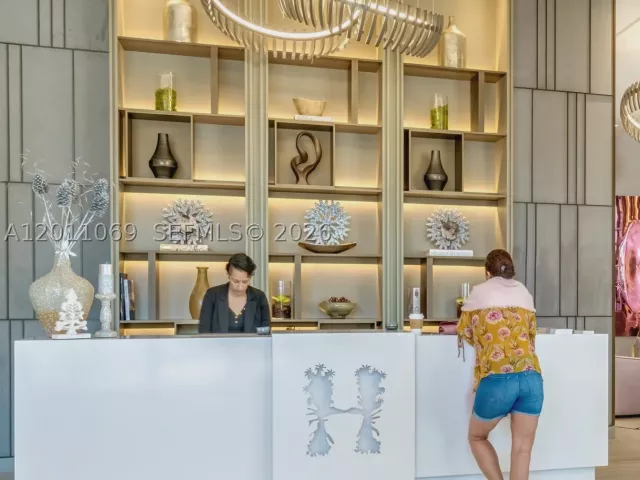 3-bedroom condo for sale in Hollywood - 4010 S Ocean Dr R908 - MondialRealty