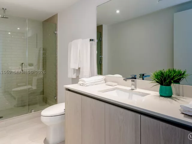 3-bedroom condo for sale in Hollywood - 4010 S Ocean Dr R908 - MondialRealty