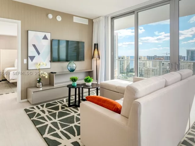 3-bedroom condo for sale in Hollywood - 4010 S Ocean Dr R908 - MondialRealty