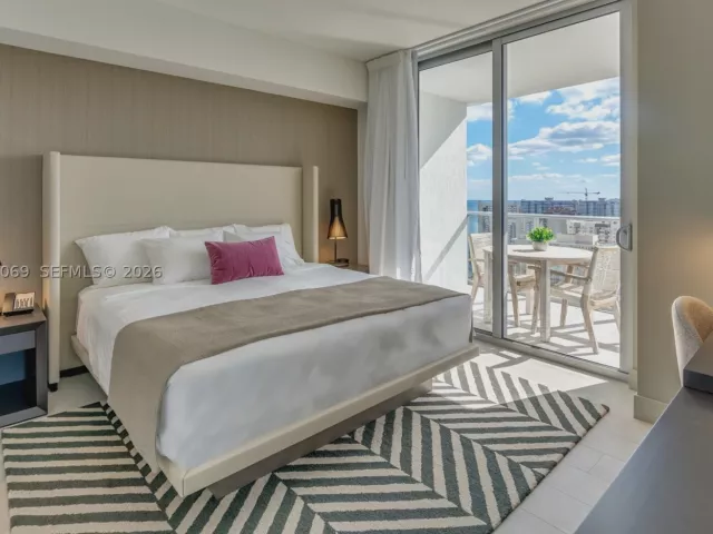 3-bedroom condo for sale in Hollywood - 4010 S Ocean Dr R908 - MondialRealty