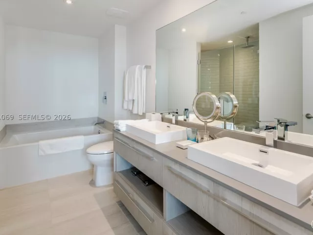 3-bedroom condo for sale in Hollywood - 4010 S Ocean Dr R908 - MondialRealty