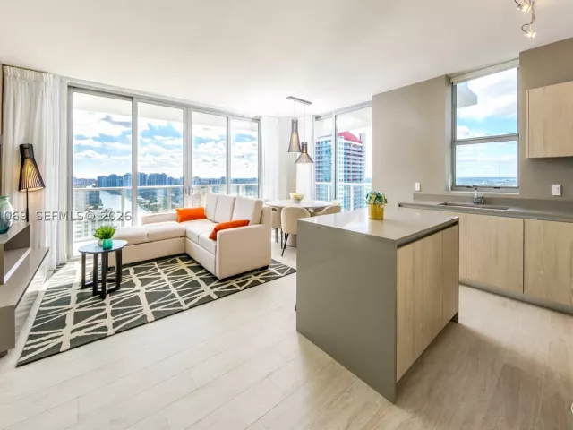 3-bedroom condo for sale in Hollywood - 4010 S Ocean Dr R908 - MondialRealty