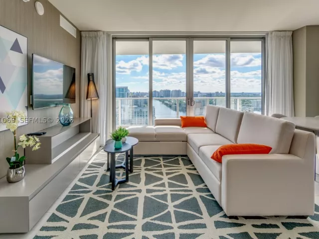 3-bedroom condo for sale in Hollywood - 4010 S Ocean Dr R908 - MondialRealty