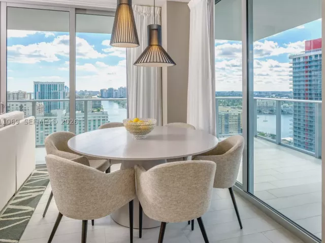 3-bedroom condo for sale in Hollywood - 4010 S Ocean Dr R908 - MondialRealty