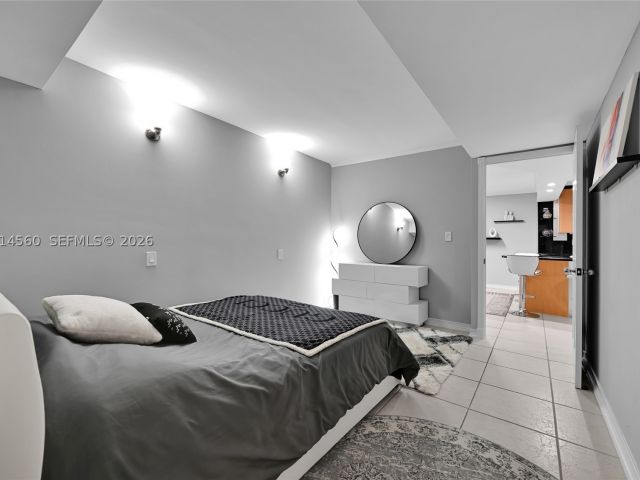 2-bedroom condo for rent in Miami Beach - 6039 Collins Ave 621 - MondialRealty