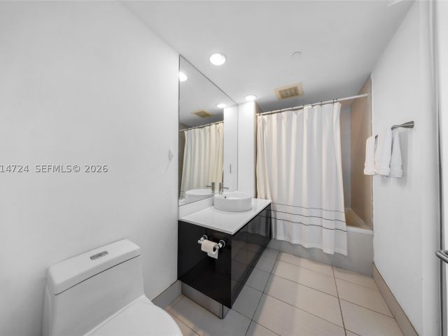 2-bedroom condo for rent in Miami - 31 SE 6th St 907 - MondialRealty